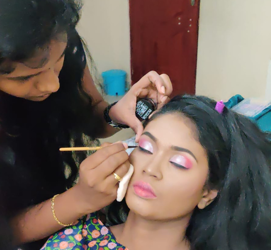 BHavani_doing_makeup ver 1.1